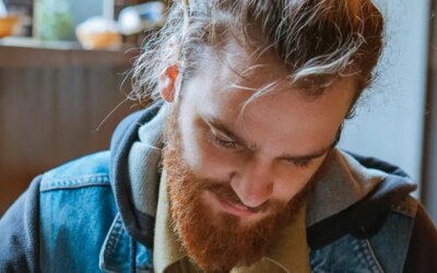 Barbe rousse : Origines et explications des poils de visage colorés