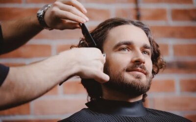 Styles de coupe homme pour visage rond : 5 options qui allongent