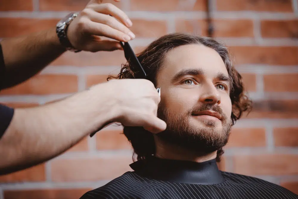 Styles de coupe homme pour visage rond : 5 options qui allongent