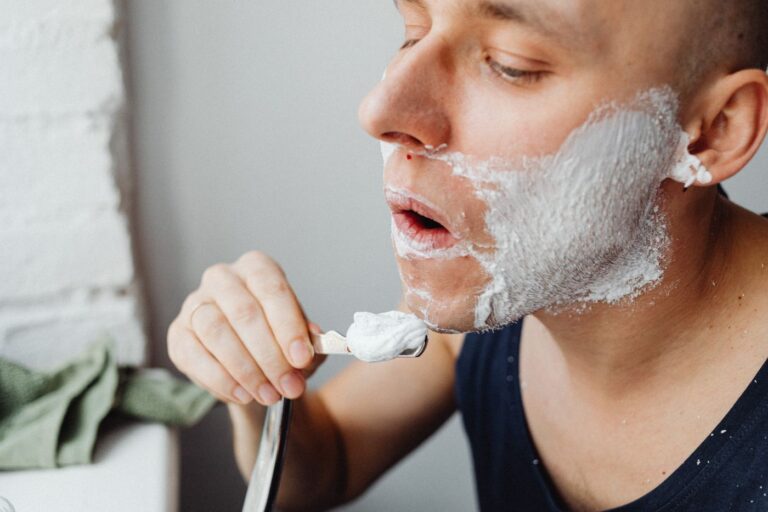 Homme appliquant la mousse à raser au blaireau (photo d'illustration, Proraso pré-rasage)