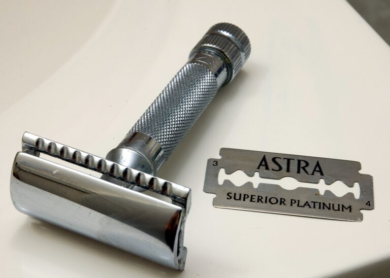 Lame Astra Superior Platinum à côté d’un rasoir de sûreté (Astra Superior Platinum)