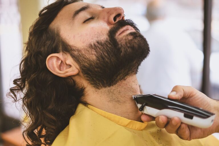 Barbe taillée avec une tondeuse électrique (photo d'illustration, Braun Series 9)