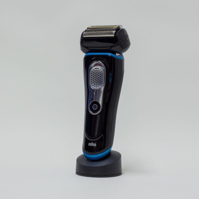 Rasoir électrique Braun Series 9 sur son socle (Braun Series 9 Pro+ 9577cc)