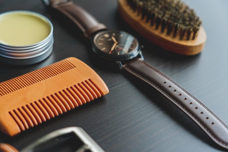 Brosse à barbe, peigne en bois, baume et montre (photo d'illustration, ZilberHaar)