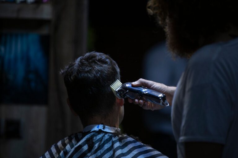 Barbier coupant les cheveux à la tondeuse (photo d'illustration, HC5810)