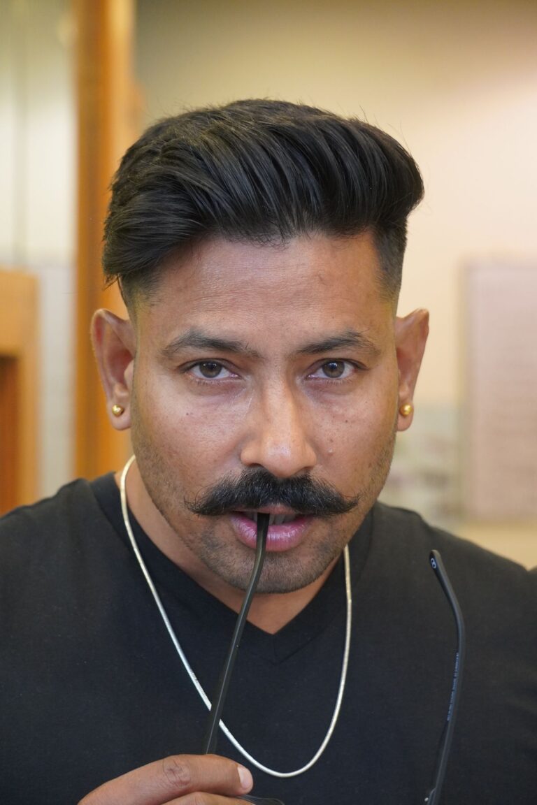 Homme à la moustache fournie et stylée (photo d'illustration, Captain Fawcett Barberism)