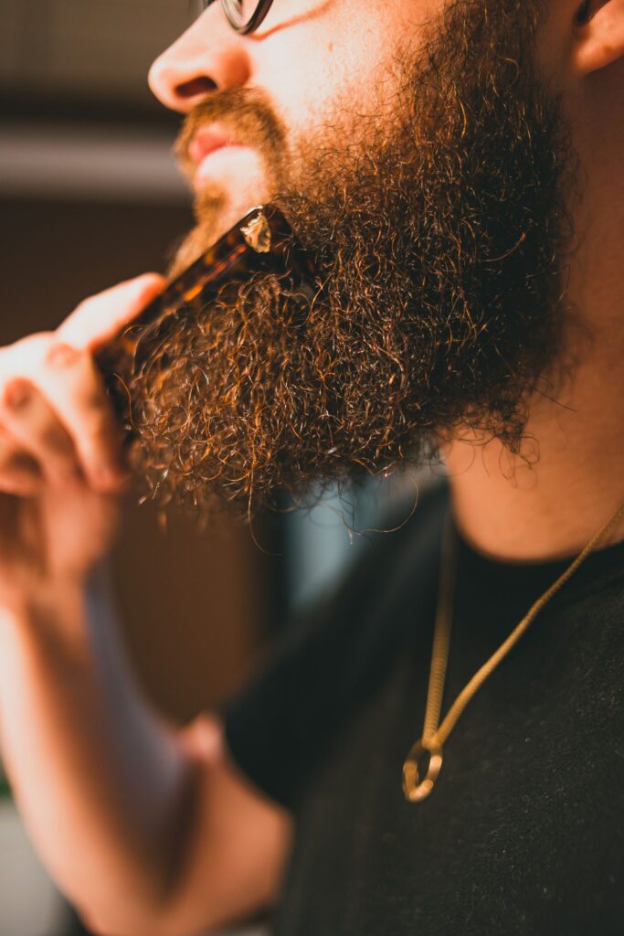 Homme peignant sa barbe longue