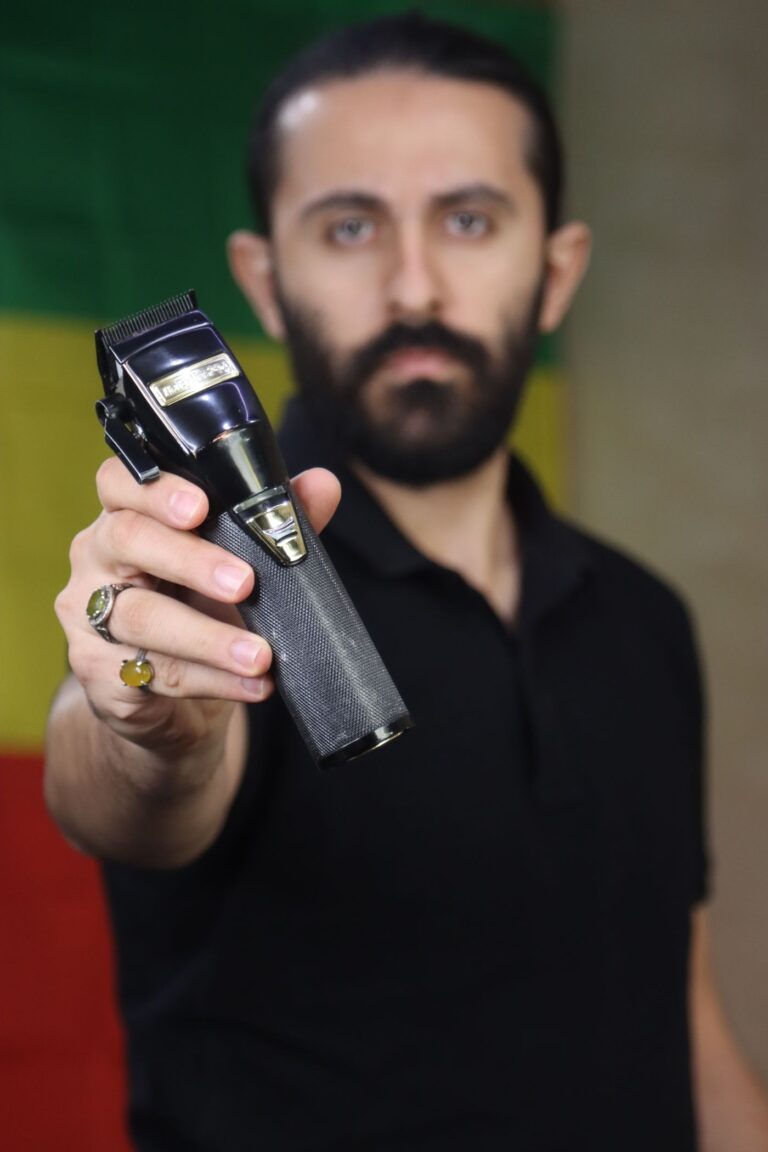 Homme barbu tenant une tondeuse à barbe (photo d'illustration, Aqua Groom)