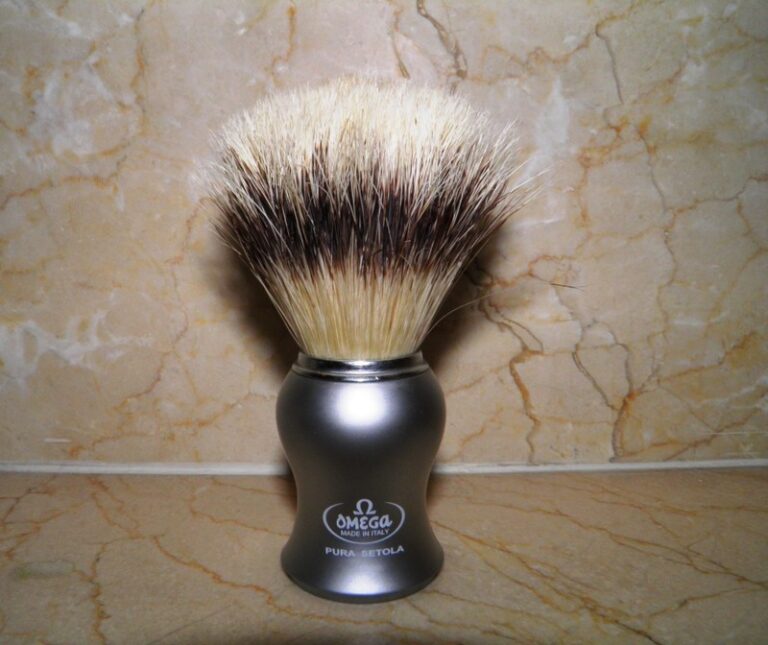 Blaireau de rasage Omega (Omega blaireau en soies de sanglier avec support)