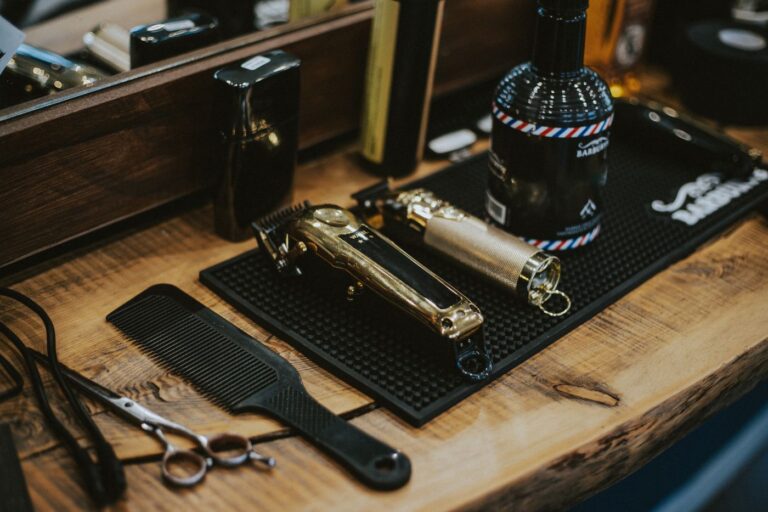 Tondeuses et outils de barbier sur une table en bois (photo d'illustration, PG6032)