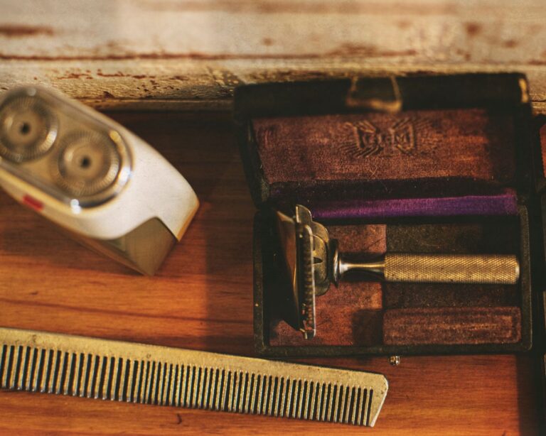 Rasoir électrique et outils de barbier vintage (photo d'illustration, Philips Series 5000)