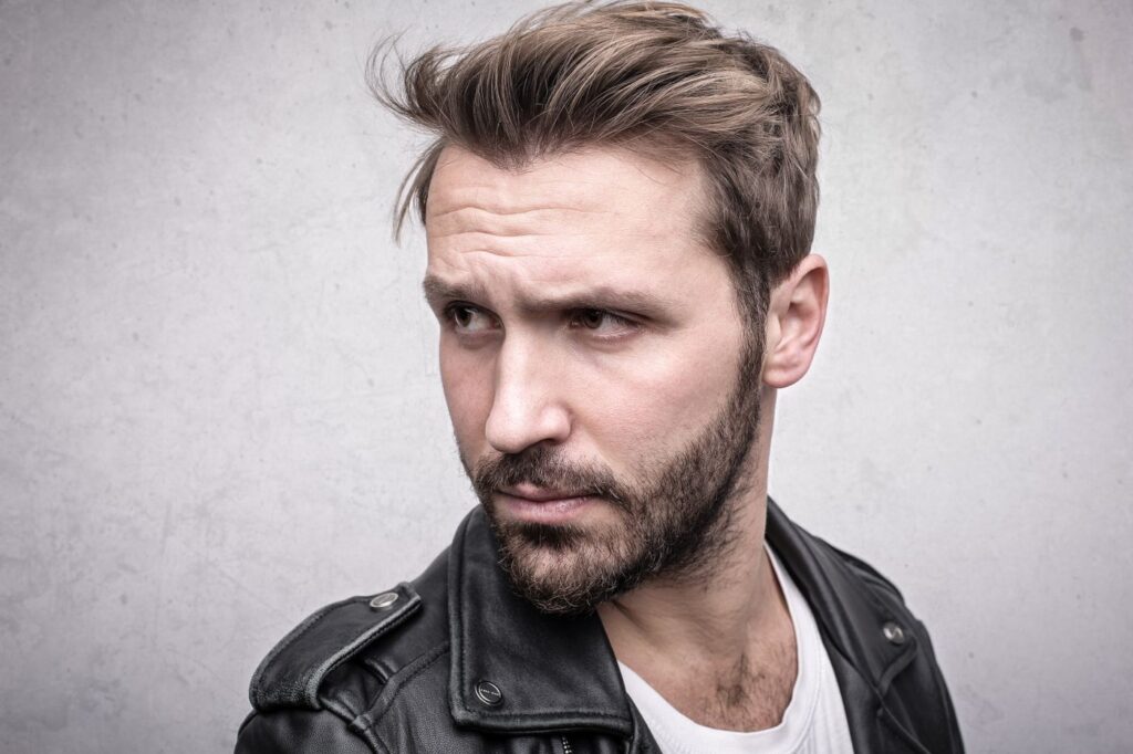 Portrait d’un homme à la barbe courte et soignée