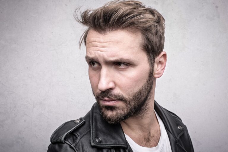 Portrait d’un homme à la barbe courte (photo d'illustration, Fawcett Expedition Strength)