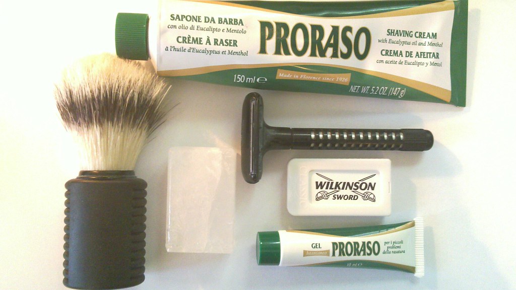 Crème à raser Proraso verte en tube avec blaireau et rasoir