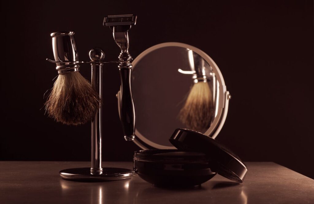 Set de rasage traditionnel avec blaireau, rasoir et miroir
