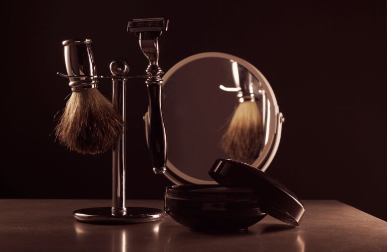 Set de rasage traditionnel avec blaireau, rasoir et miroir (photo d'illustration, Braun Series 5)