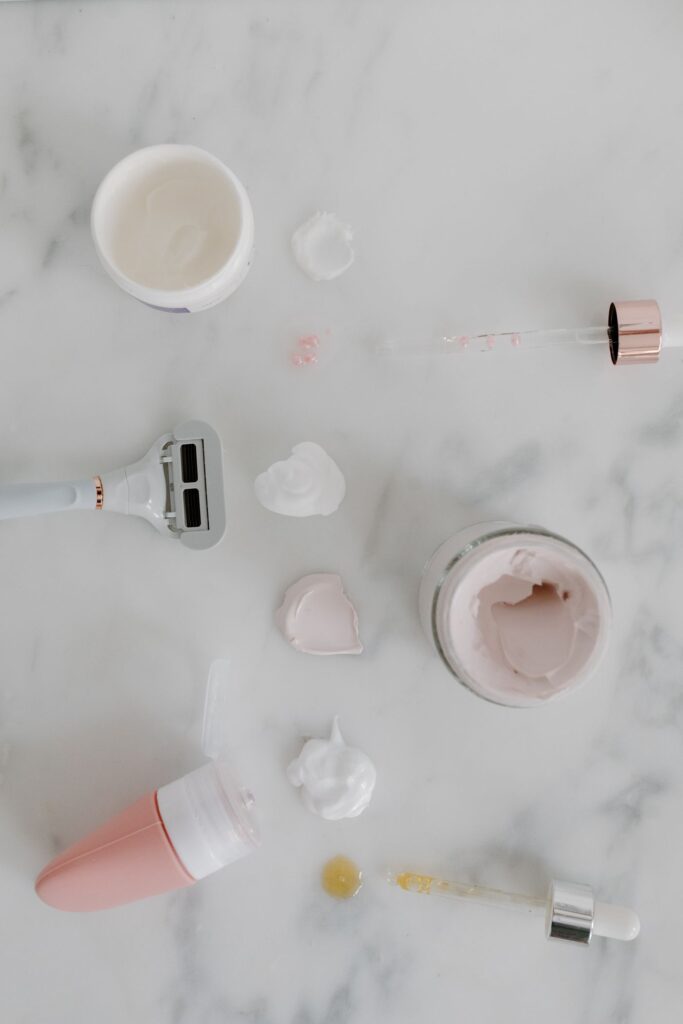 Soins du visage et rasoir sur un plan en marbre