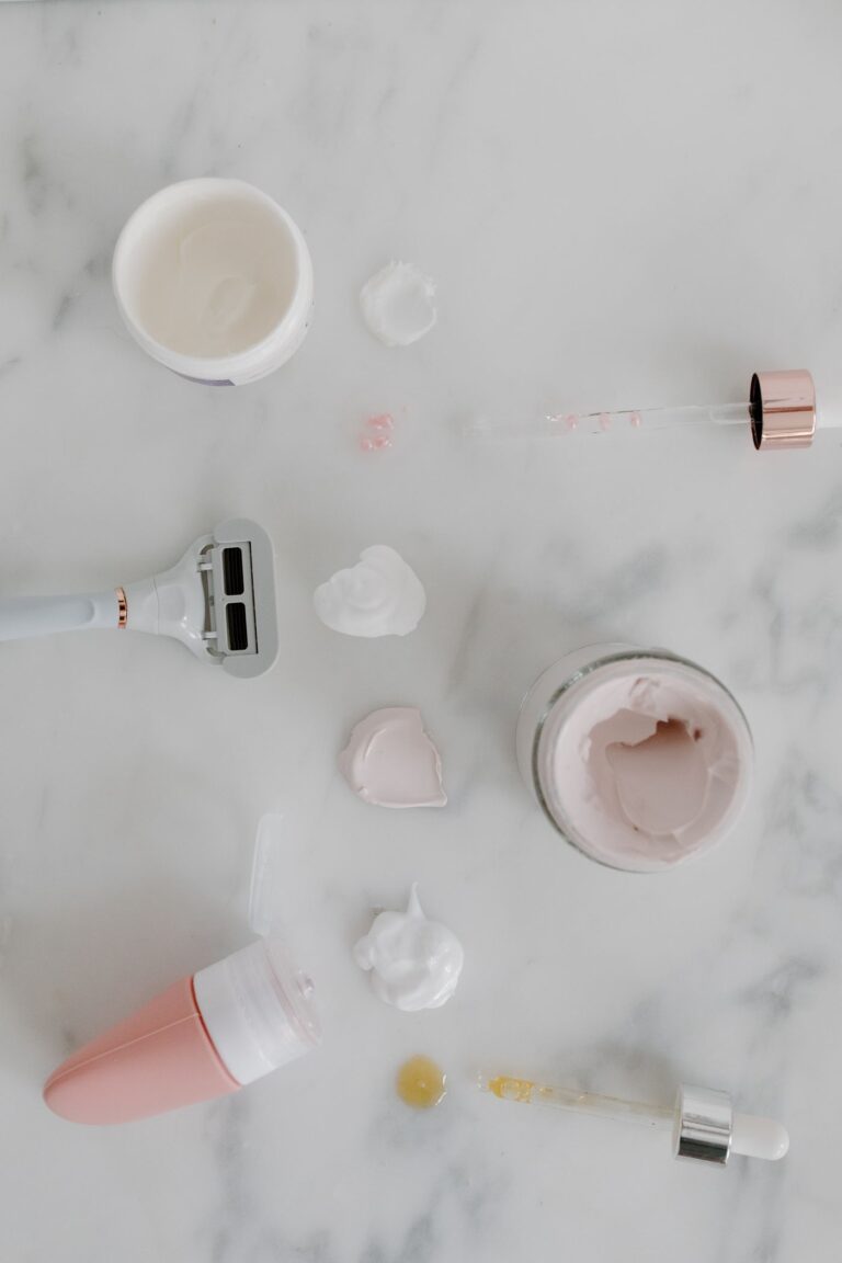 Soins du visage et rasoir sur un plan en marbre (photo d'illustration, Philips Series 3000)