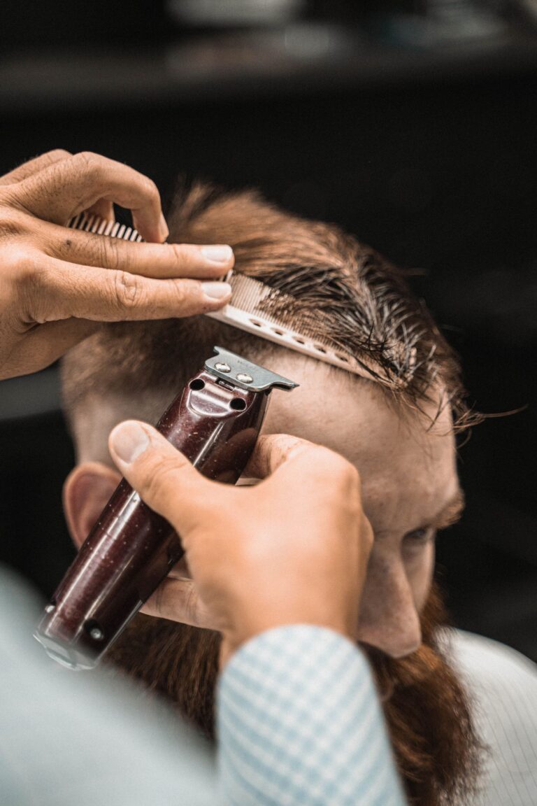 Tondeuse de finition sur les contours de la coupe (photo d'illustration, BaByliss E972E)