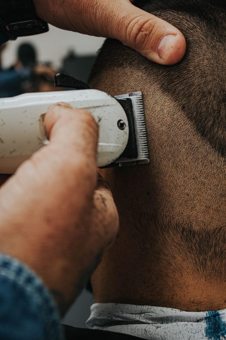 Tondeuse cheveux pour un dégradé (photo d'illustration, Panasonic ER-1611)
