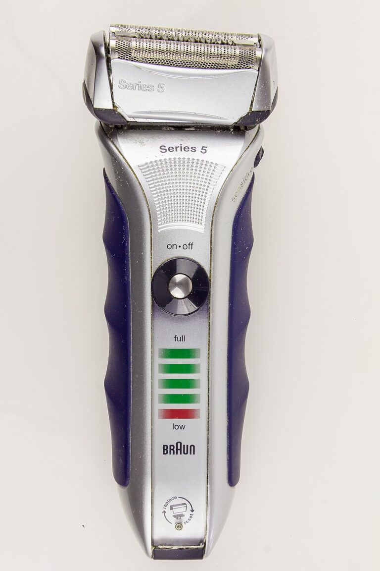 Rasoir électrique à grille Braun Series 5 (ancienne génération) vu de face (Braun Series 5)